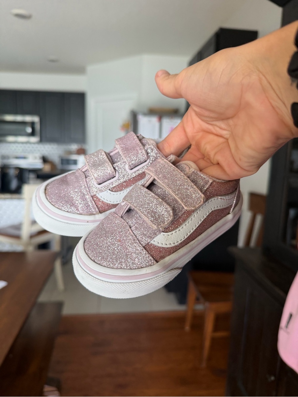 Vans Kids Glitter Old Skool V Sneakers in Light Pink